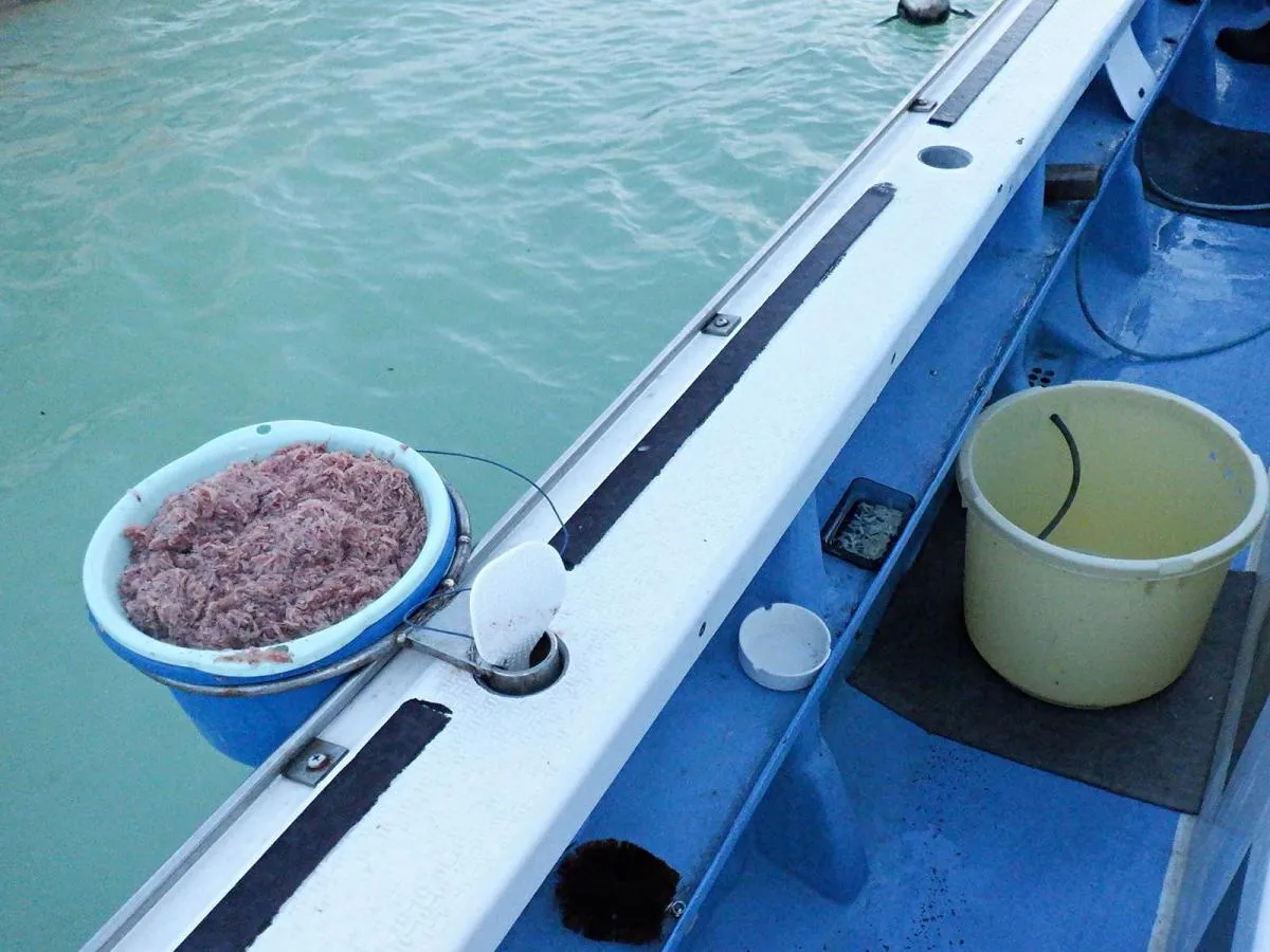 釣り座に用意されたコマセ、餌、桶