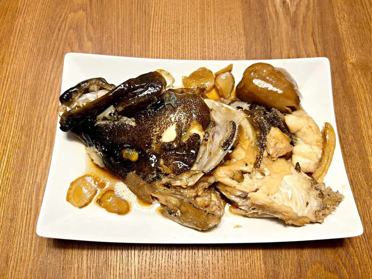 モロコの煮付けはボリュームたっぷりで良質な鶏肉を食べているようだった。身の方は1週間ほど寝かせてお刺し身とお寿司にする予定