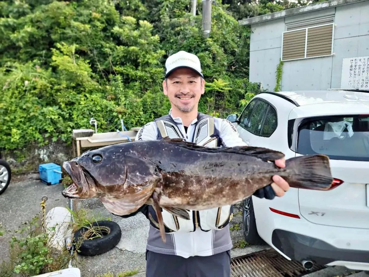 港に帰って記念の1枚。思い出に残る1匹となった