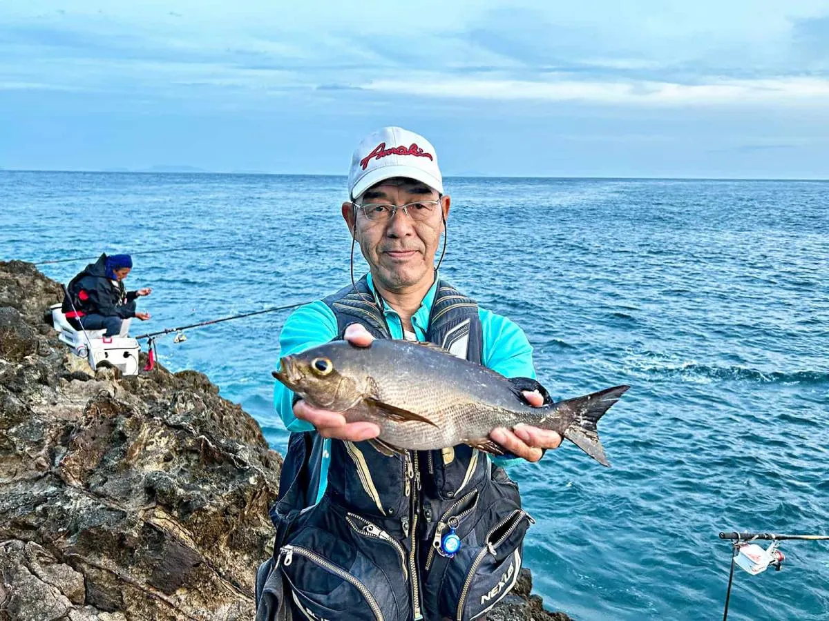 開始早々39cmの良型イサキをキャッチした竹中さん