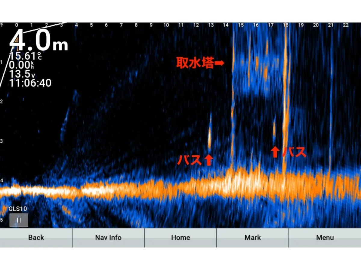 取水塔周辺に付いたでかバス。レンジを合わせるより、ボトムや支柱に絡めたほうが釣りやすい。季節にもよるが、ボトスト、フリーリグ、サイコロラバーダウンショットなどが定石