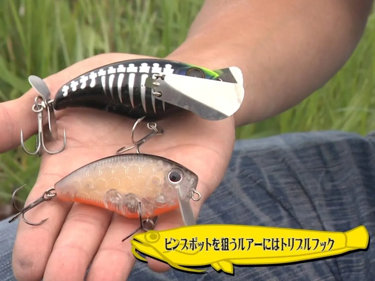 ダウンなど、ルアーの移動距離が短いピンスポット狙いの場合はお腹のフックに食ってくる