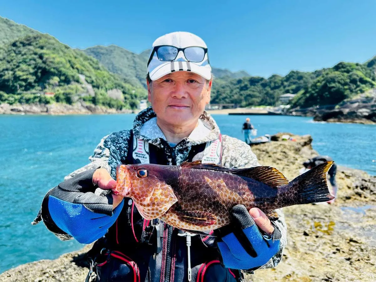 加賀美さんは磯際でオオモンハタを掛けた