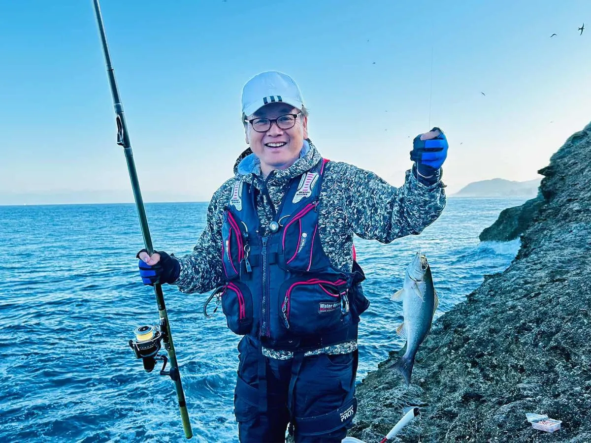 この日最初のイサキを釣り上げた加賀美さん