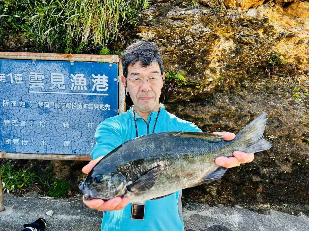 1075g（41cm）のメジナを釣り上げた竹中さん