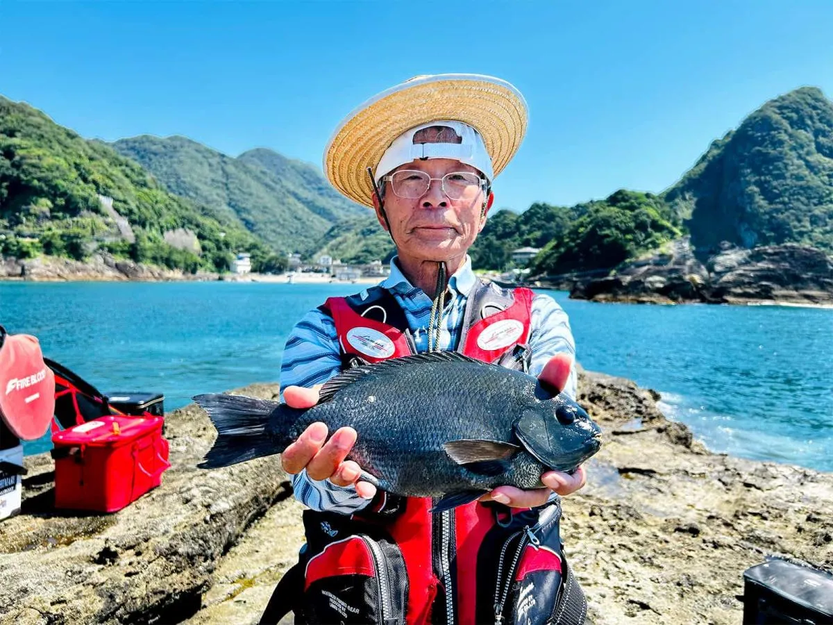 終盤に見事メジナを釣り上げた吉田さん