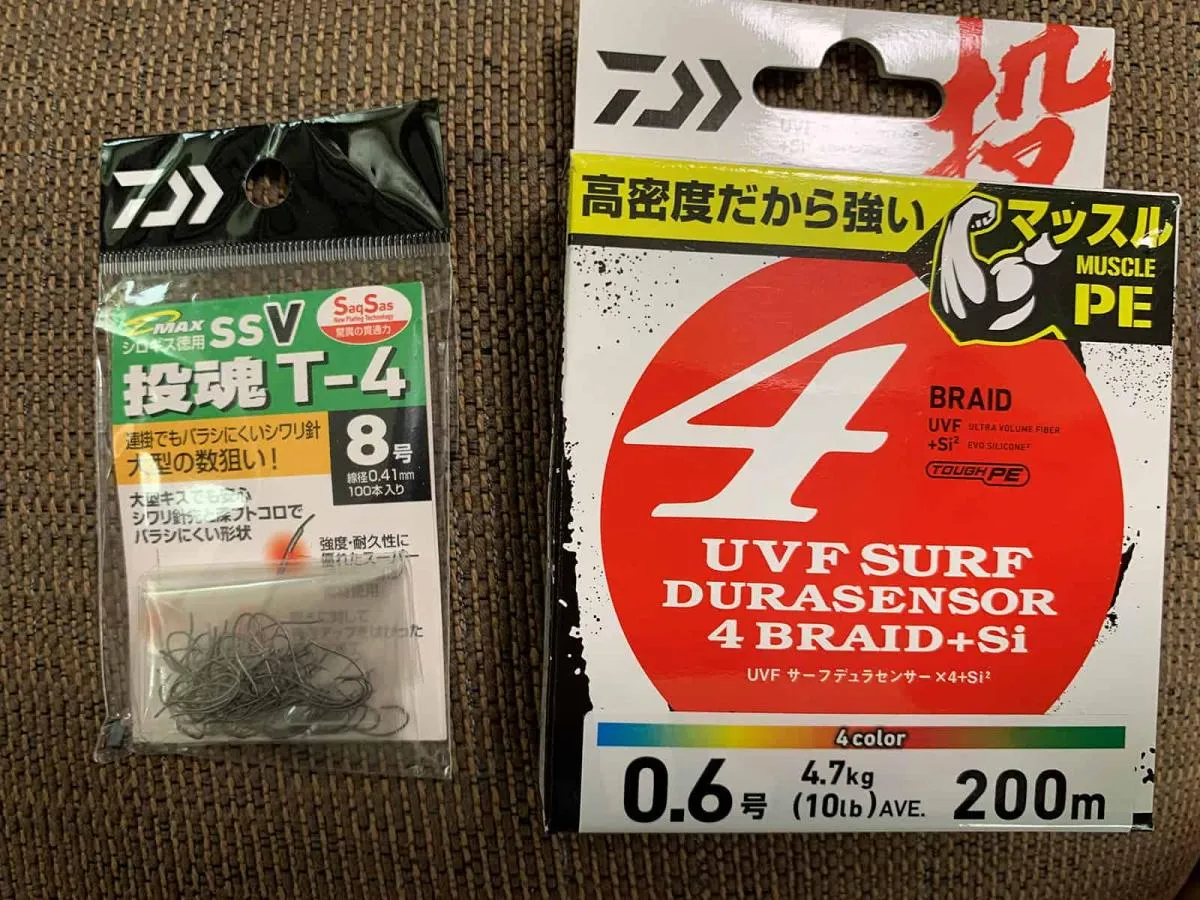 左が今回のハリ。マッコウクジラ形状が大物も逃さないという。盛期に備えてラインを0.8号から0.6号に張り替える。1,500円ちょいの値段は年金ジイにはありがたい