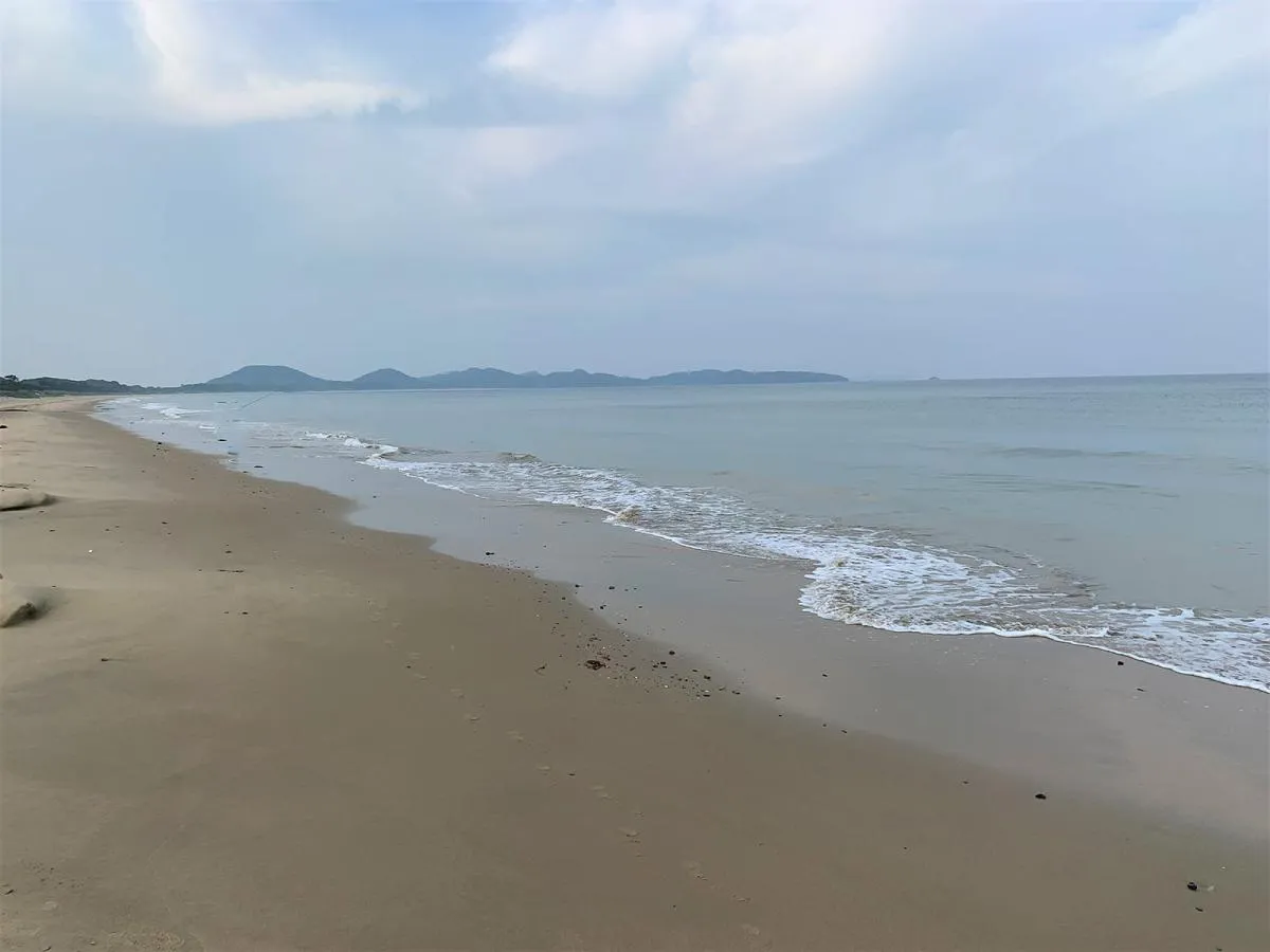 勝浦の浜、西を望む