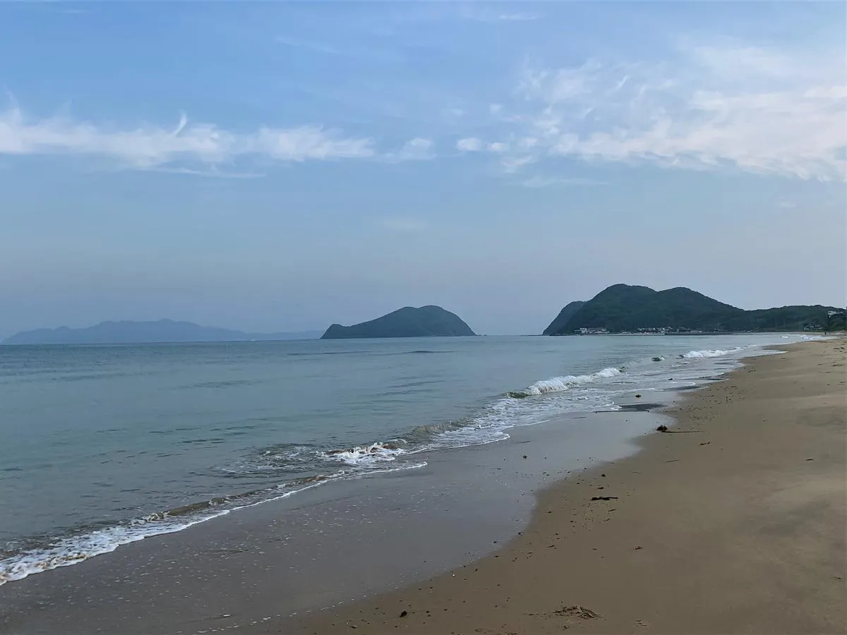 東を望む。島影の濃いい順に草崎岬、勝島、大島。島の向こうが響灘、こちらが玄界灘