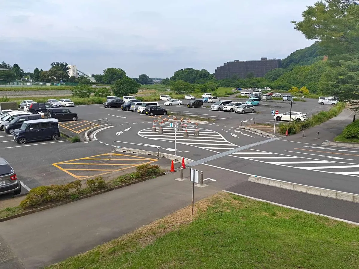 出入り口方向からみた『阿須運動公園』駐車場