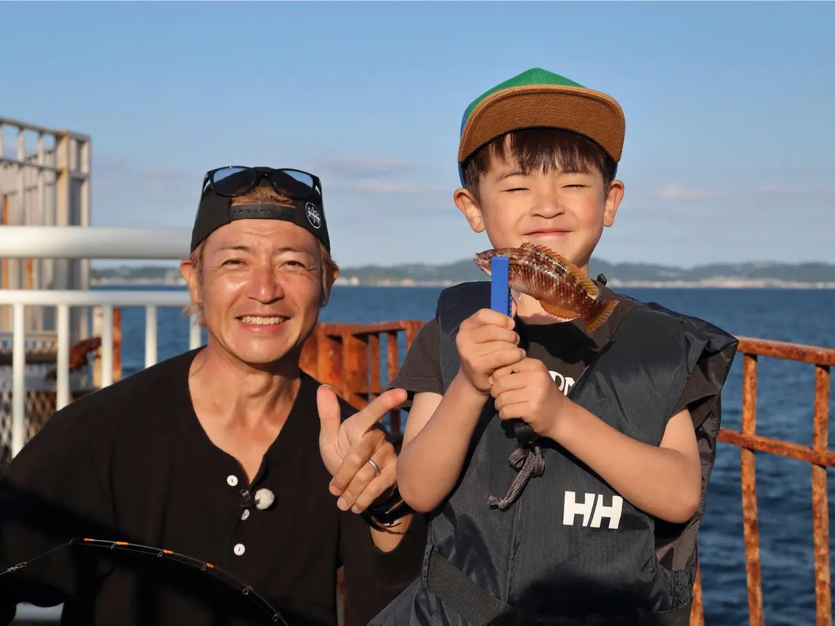 つるの剛士と次男・絢斗くん。この日は堤防の小物釣りを2人で満喫した。親子で仲良しフィッシング！