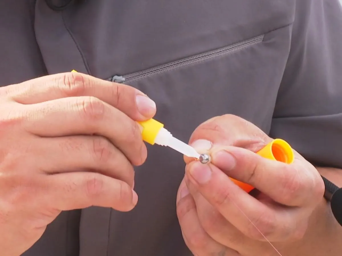 接着剤を常備しているトミーさん。これでワームがズレることはない