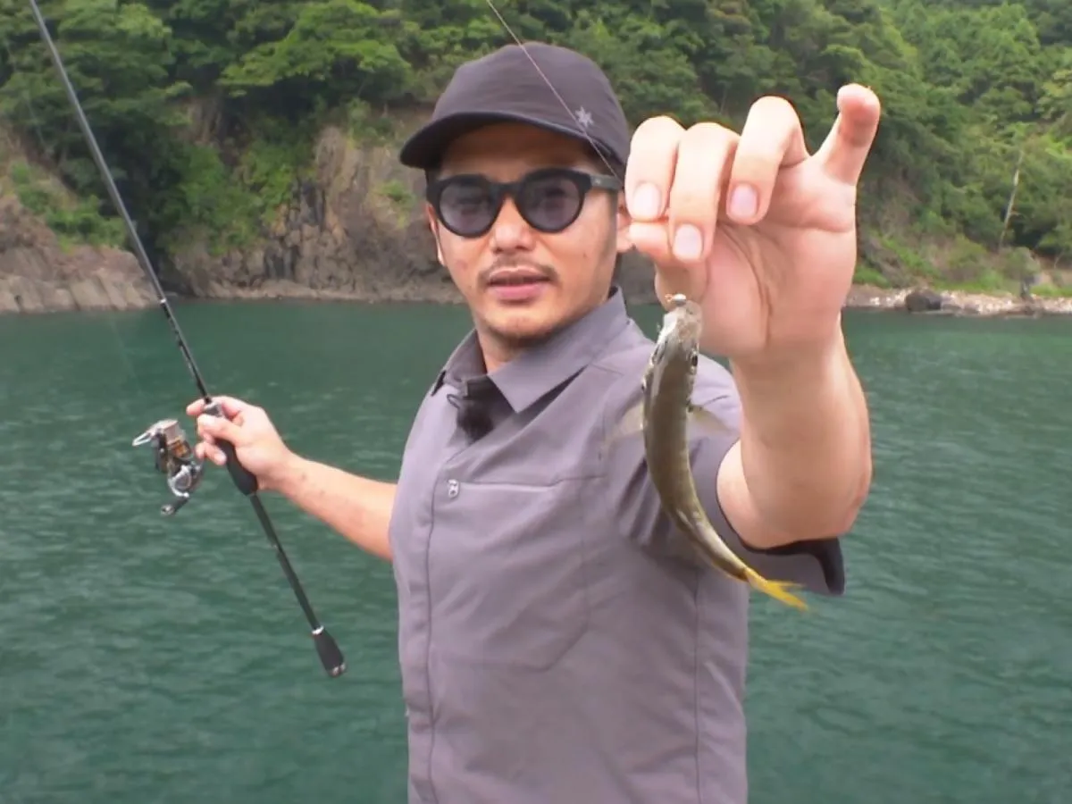 フォール中にHITしたアジ。夏アジらしいサイズだ