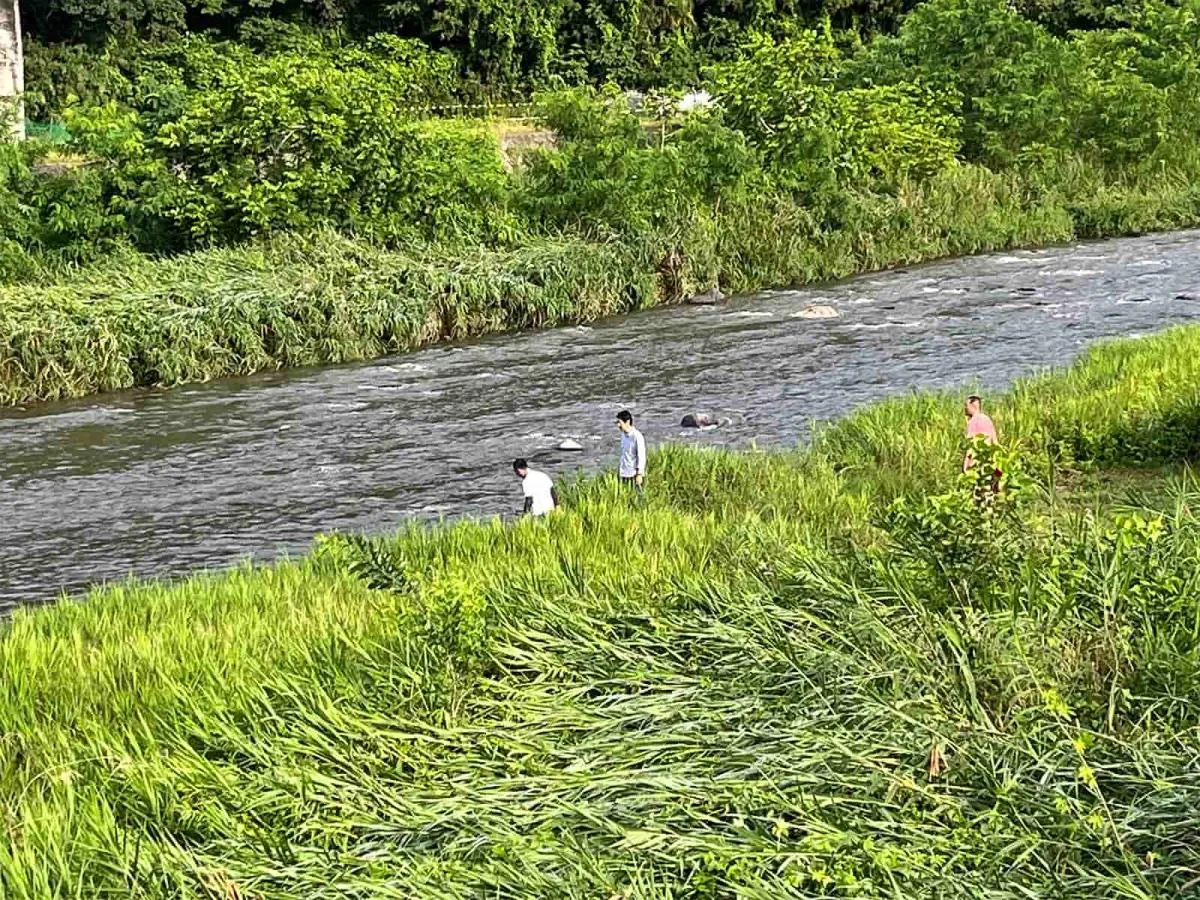 まずは車でオトリを浸けに。朝早いので釣り人は少ない