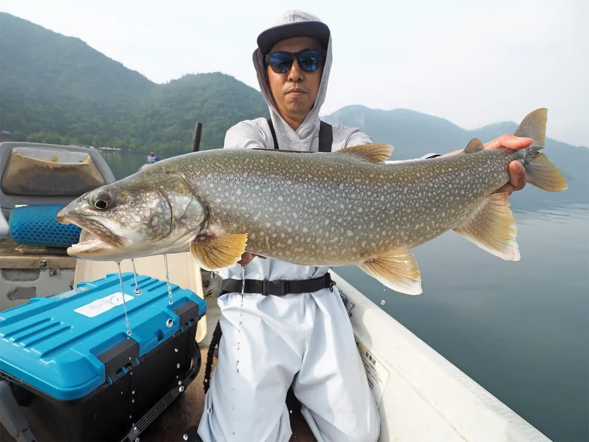 この日細井さんの最大魚だった67cm。普段なら即リリースするサイズだが、撮影のために特別に持っていただいた
