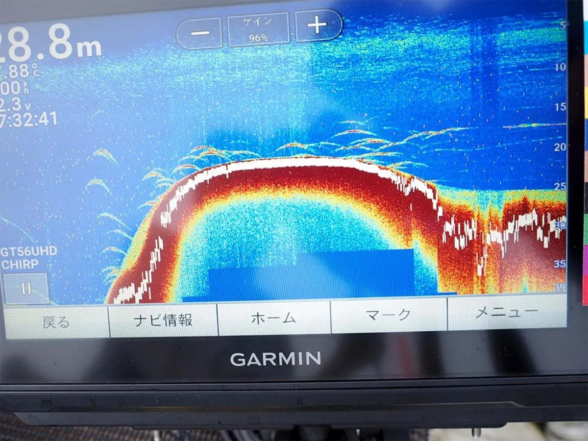 魚探の映像。このへの字に見えているのが魚で、恐らく全部レイクトラウトだ