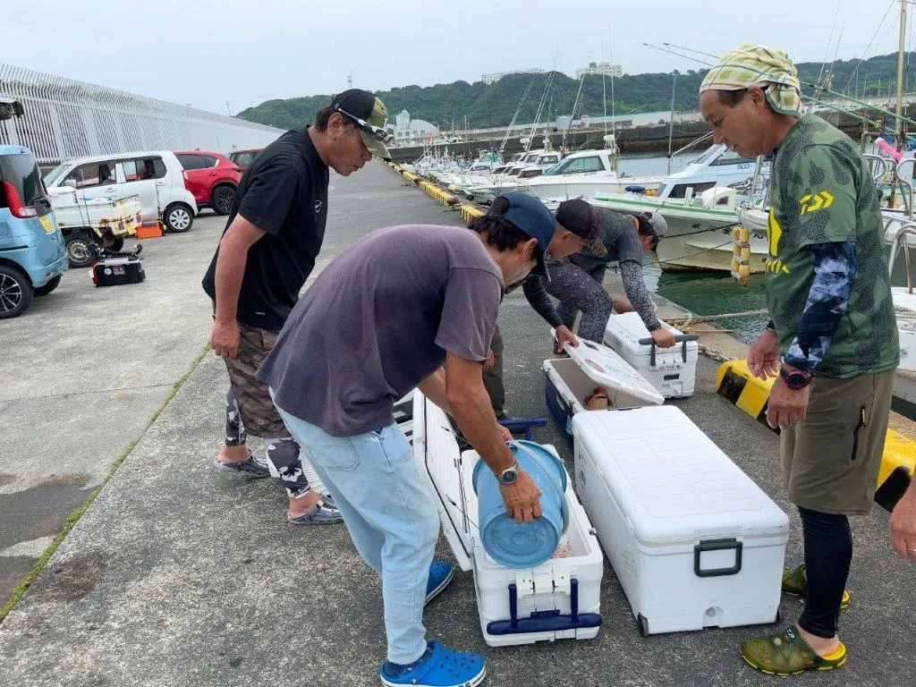 帰港後に乗船料を支払い、氷を足して貰う