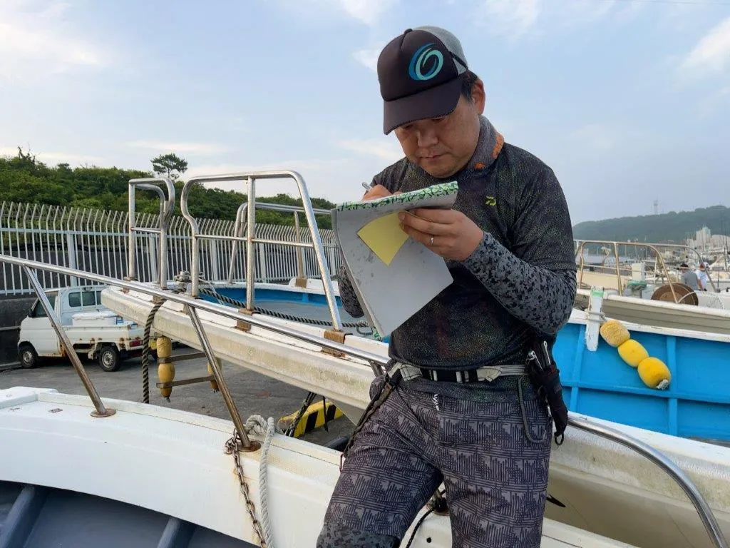 手の空いた釣師から乗船名簿を記入