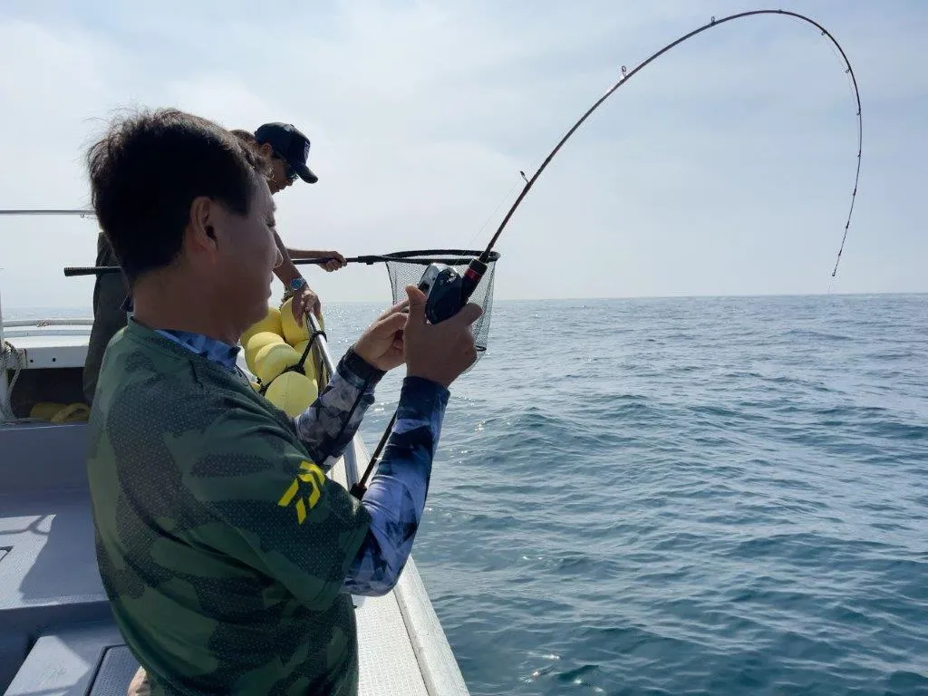 猛烈な引き、船で魚を追い掛けた結果…