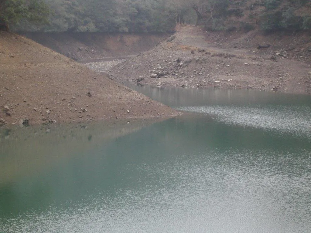【岬】　岬はわかりやすい地形変化の代表格。深場から浅場へと出るための重要なルートだ。また流れが当たる側、流れをさえぎる側、どちらにもメリットがあるのでバスの魚影は濃い