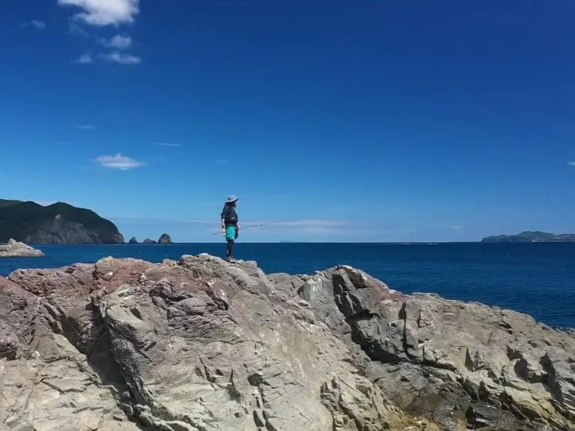 夏の磯は日光を遮るものがない。適切な服装を着用し、水分は多めに持って行こう
