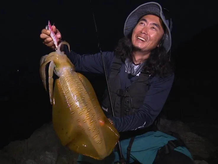 エギングマイスター川上英佑による夏イカ攻略の全貌は、
釣りビジョンVOD『SOUL JERKER15 山口県長門エリア×夏のエギング』で視聴可能！