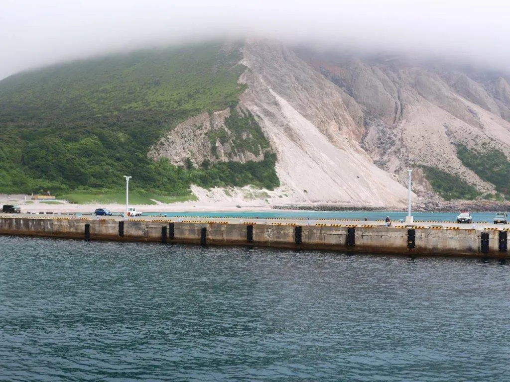 神津島この日は多幸湾に到着、白い山は天上山のふもと、晴れていれば絶景
