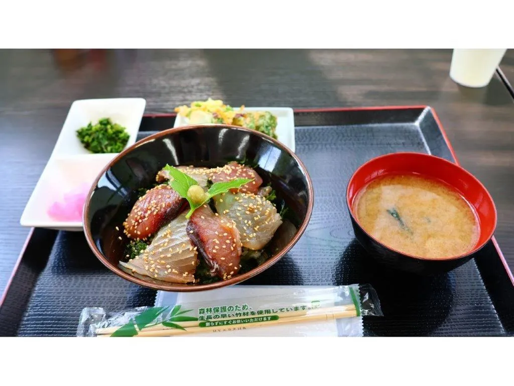 『よっちゃれセンター』の漬け丼。メダイ、キハダに明日葉の天ぷらで1000円。キンメダイ煮つけ定食1500円などお値打ちプライスだ