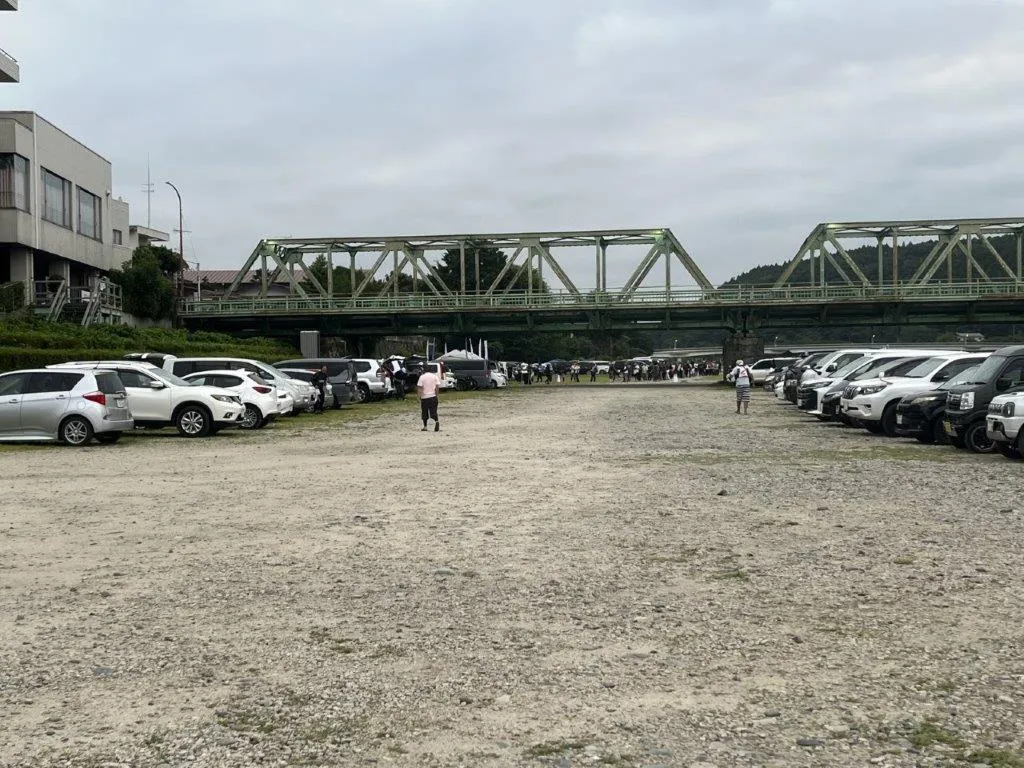 受け付け開始時間前にこの車の数。180名の参加者大集合