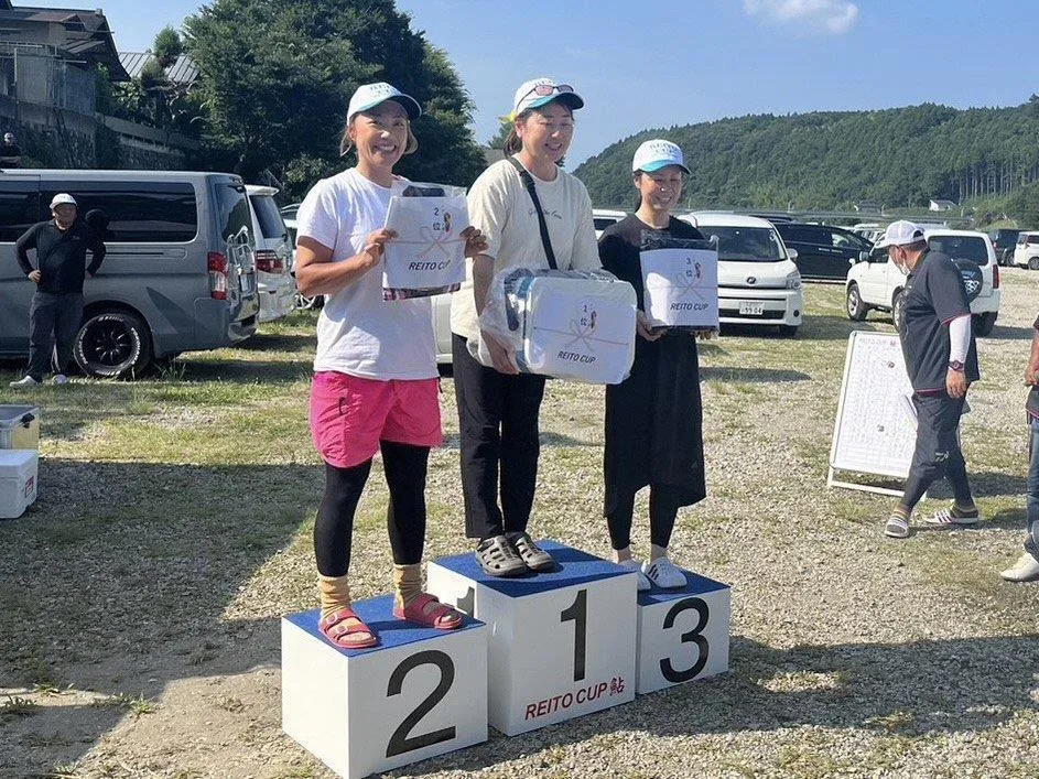 表彰台ってこんなに高かったのか〜。レディース2位やったよ〜。１位と３位の選手は下流ポイントから！アユ釣り女子、これから益々盛り上がって行きましょ〜！