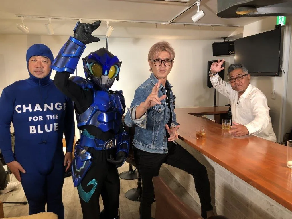 左から、ブルーマン（『海さくら』理事長 古澤純一郎氏）、シーセーバー、つるの剛士、SHOGO（中山省吾）。©釣りビジョン
