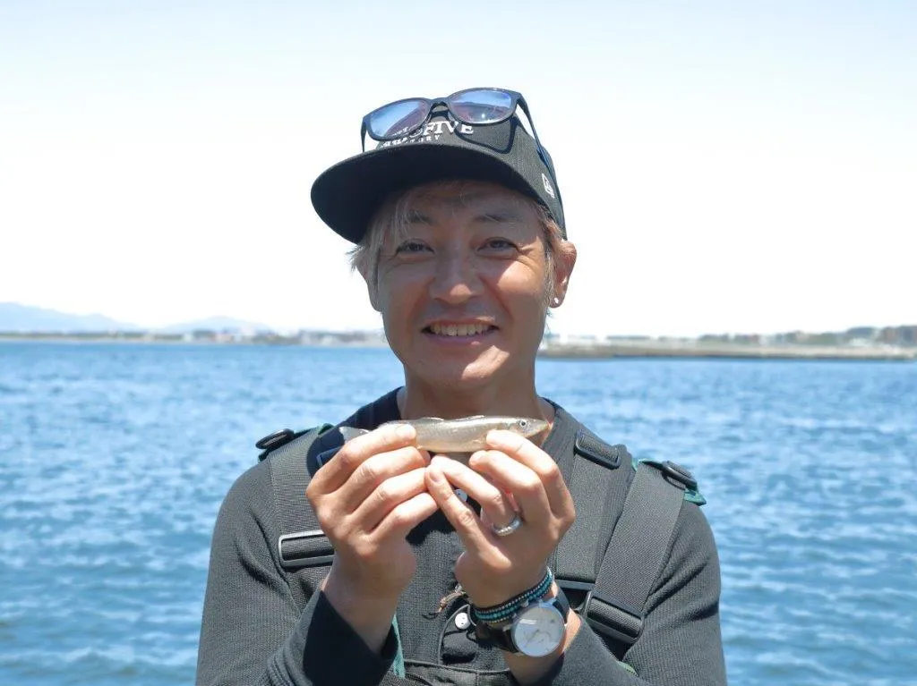シロギスを釣って満面の笑み。©釣りビジョン