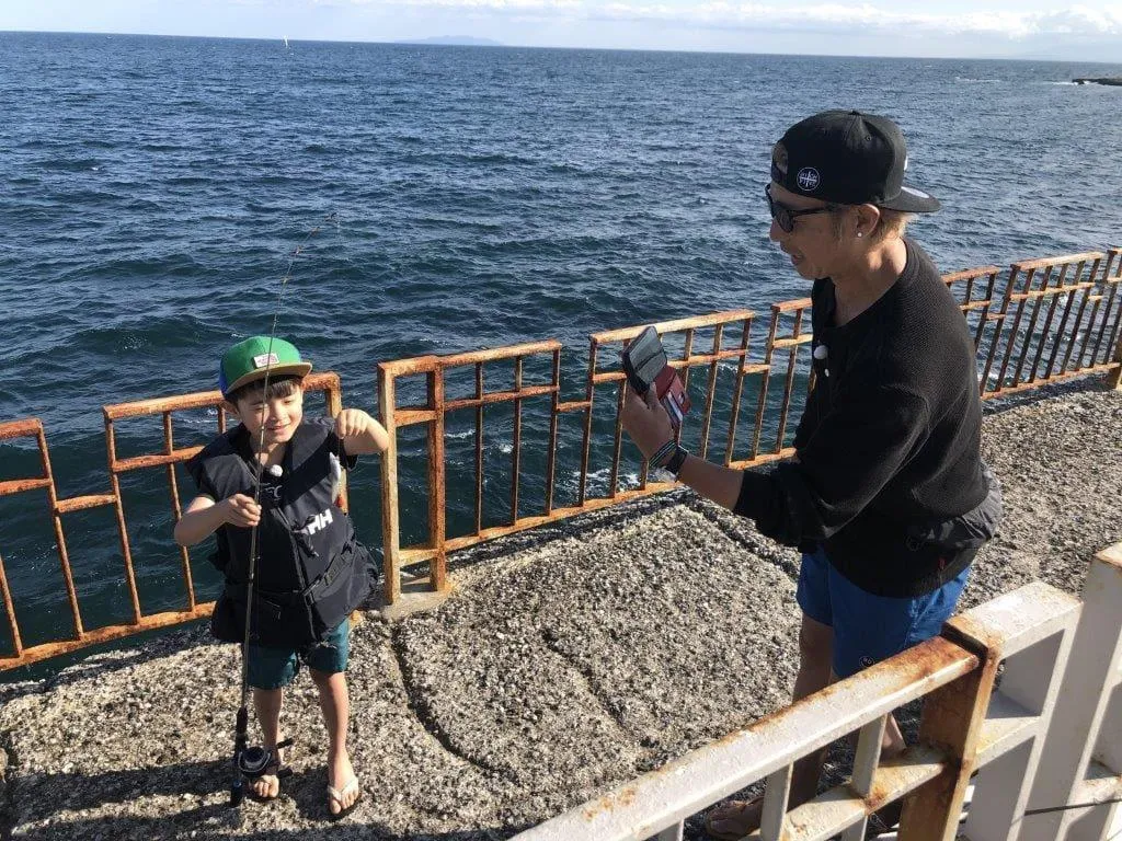 ベラを釣った次男綾斗君を撮影。表情は完全にお父さんだ。©釣りビジョン