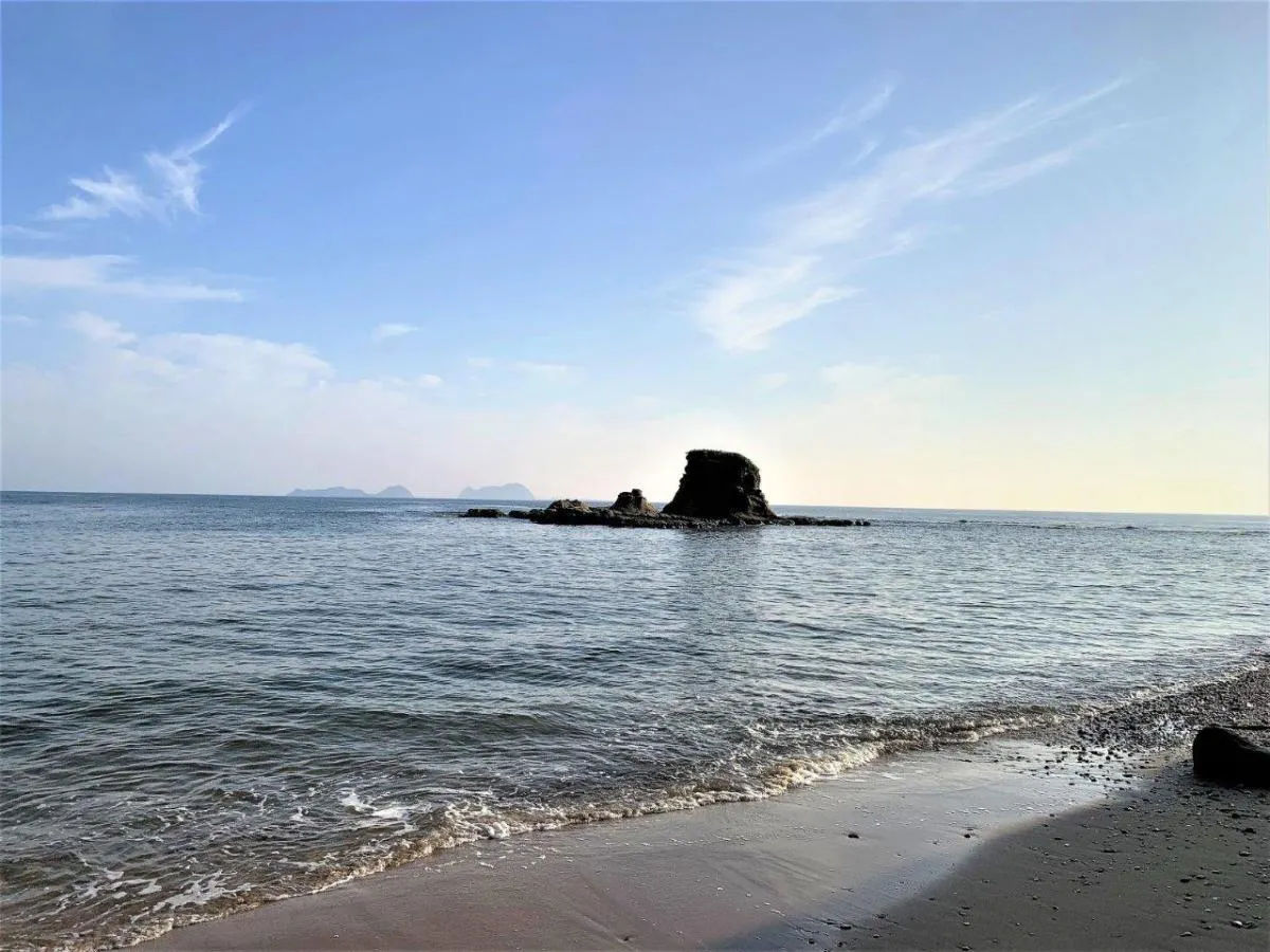 だーれもいない。あの潜水艦の岩礁から根が続く。©釣りビジョン