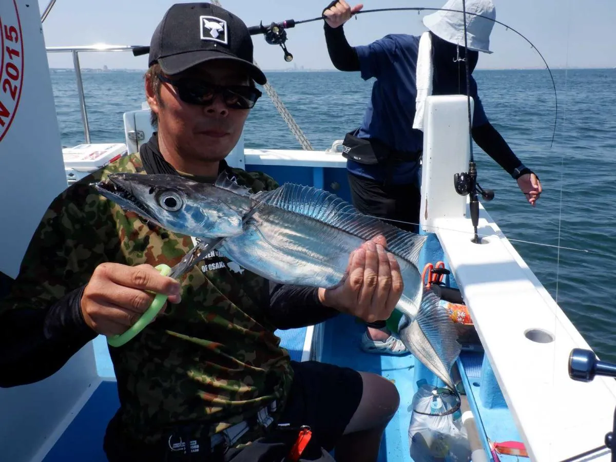 左舷トモ（船後方）でも良型のタチウオ！ん!?その後ろでも!? ©釣りビジョン