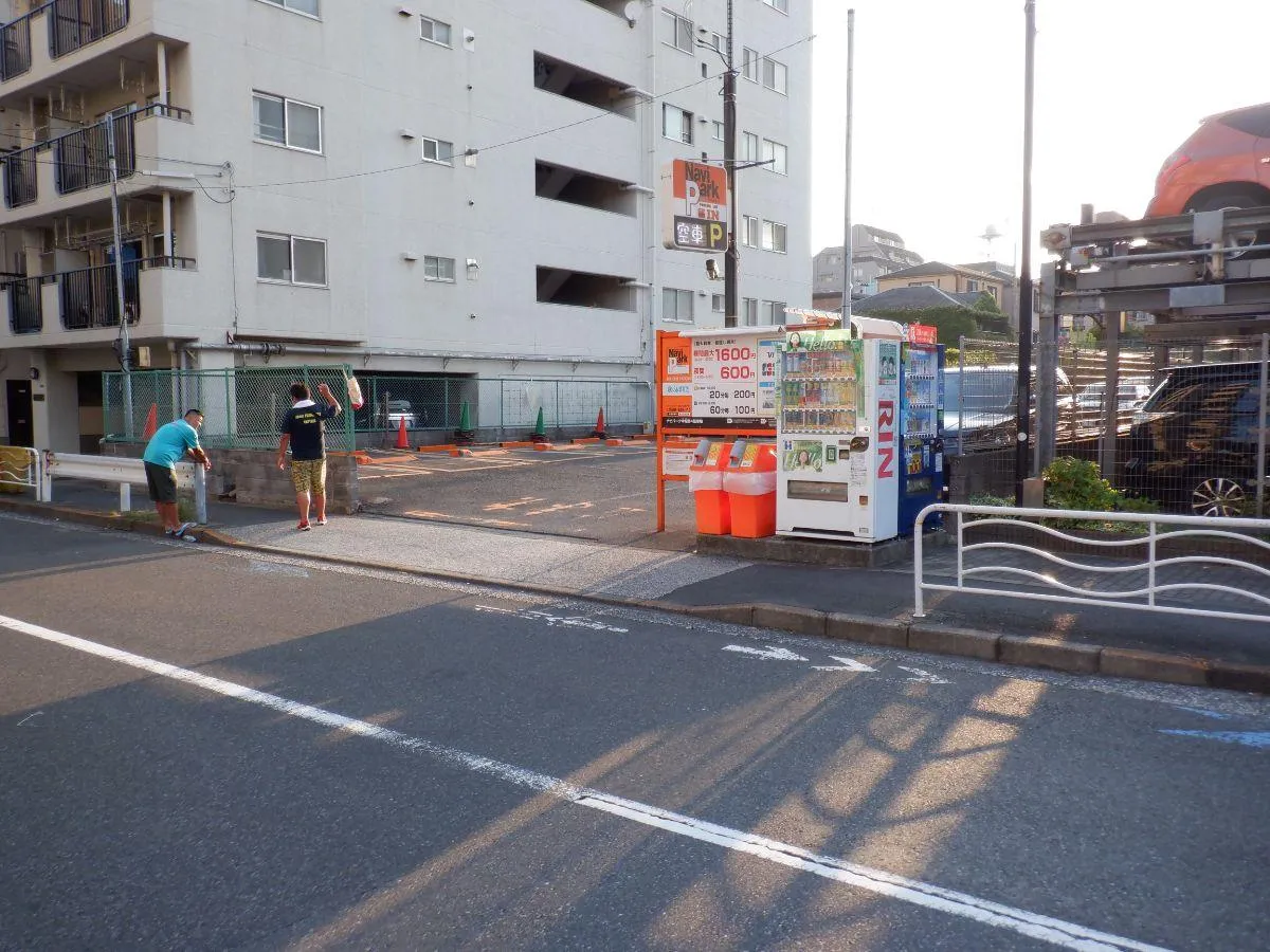 スタッフの待つ専用駐車場に車を停める。©釣りビジョン