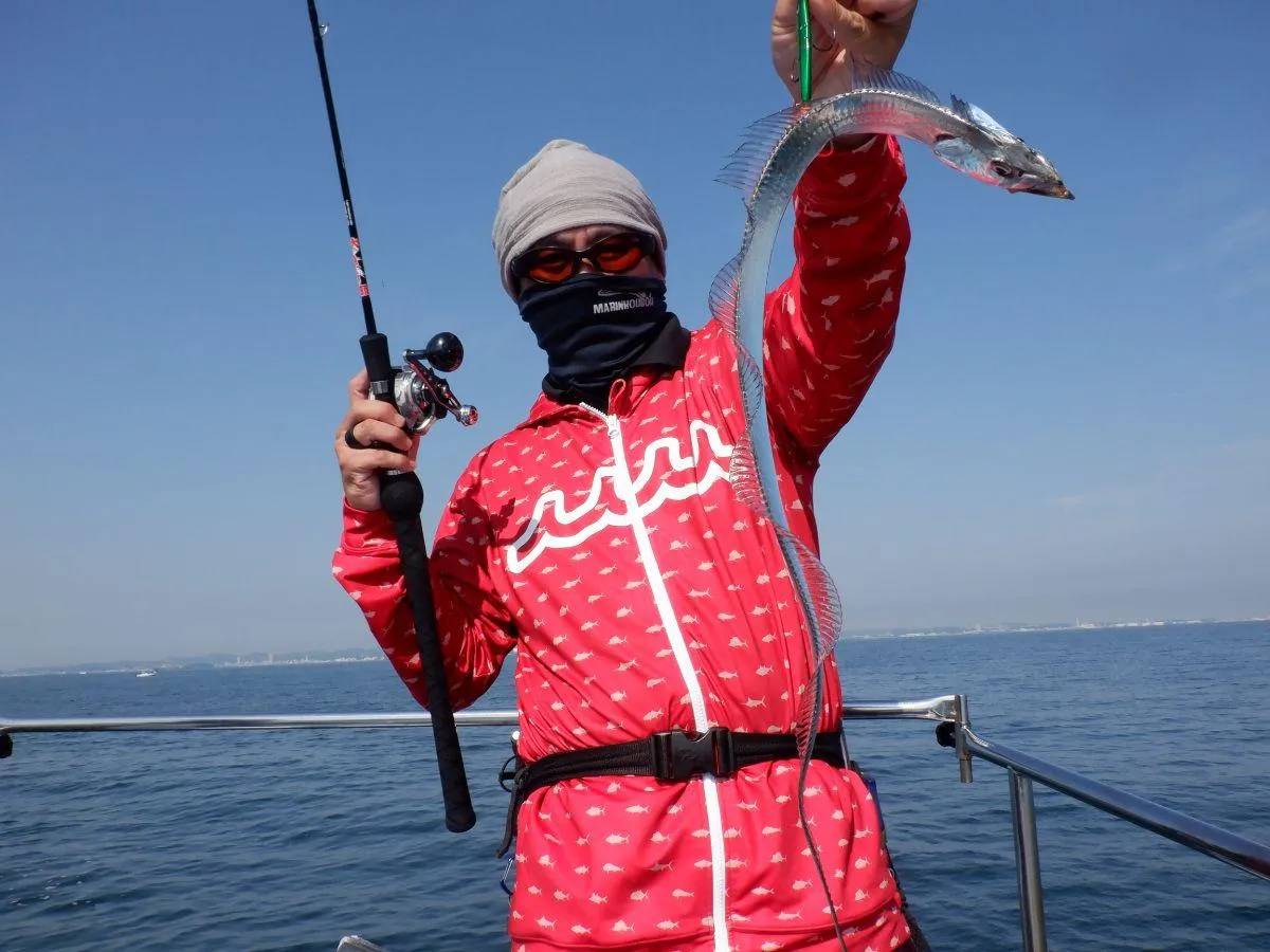 タチウオはよく暴れるので取り扱い注意！©釣りビジョン