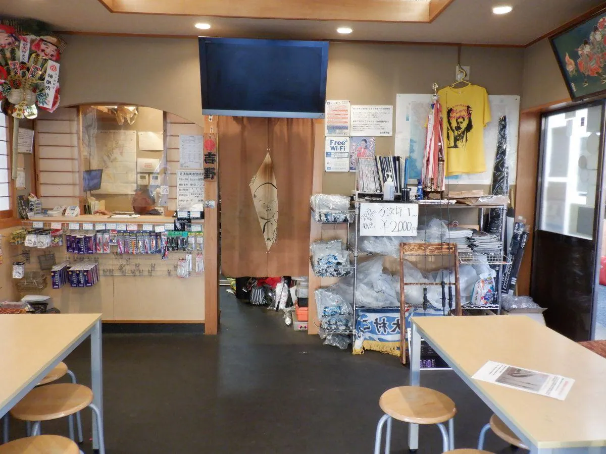 店舗奥で受け付けを済ませる。©釣りビジョン