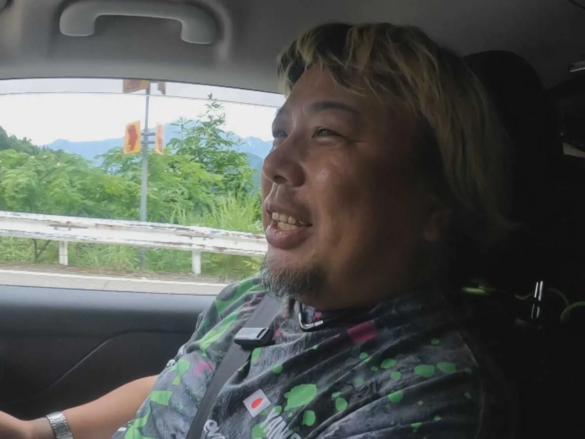 道具道楽アングラーやまけん（本名：山本健司）。釣具メーカー「TRY-ANGLE」代表、リールメーカー「五十鈴工業」代表の顔を持つ。2023年の番組テーマは源流釣りで本格的な装備がなくても楽しむ事が出来る“ライト源流”だ！©釣りビジョン