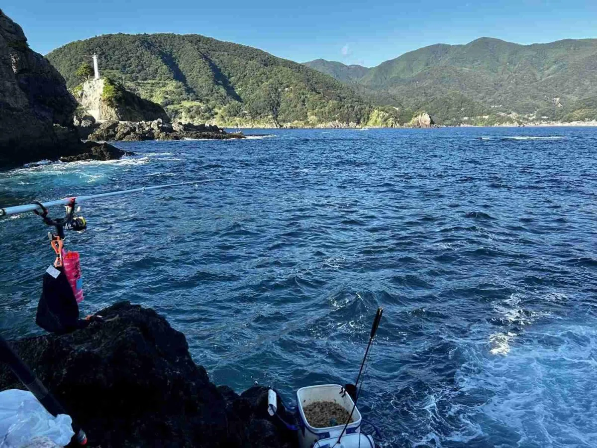 釣りやすい水道側の釣り座を譲って貰い実釣開始。©釣りビジョン