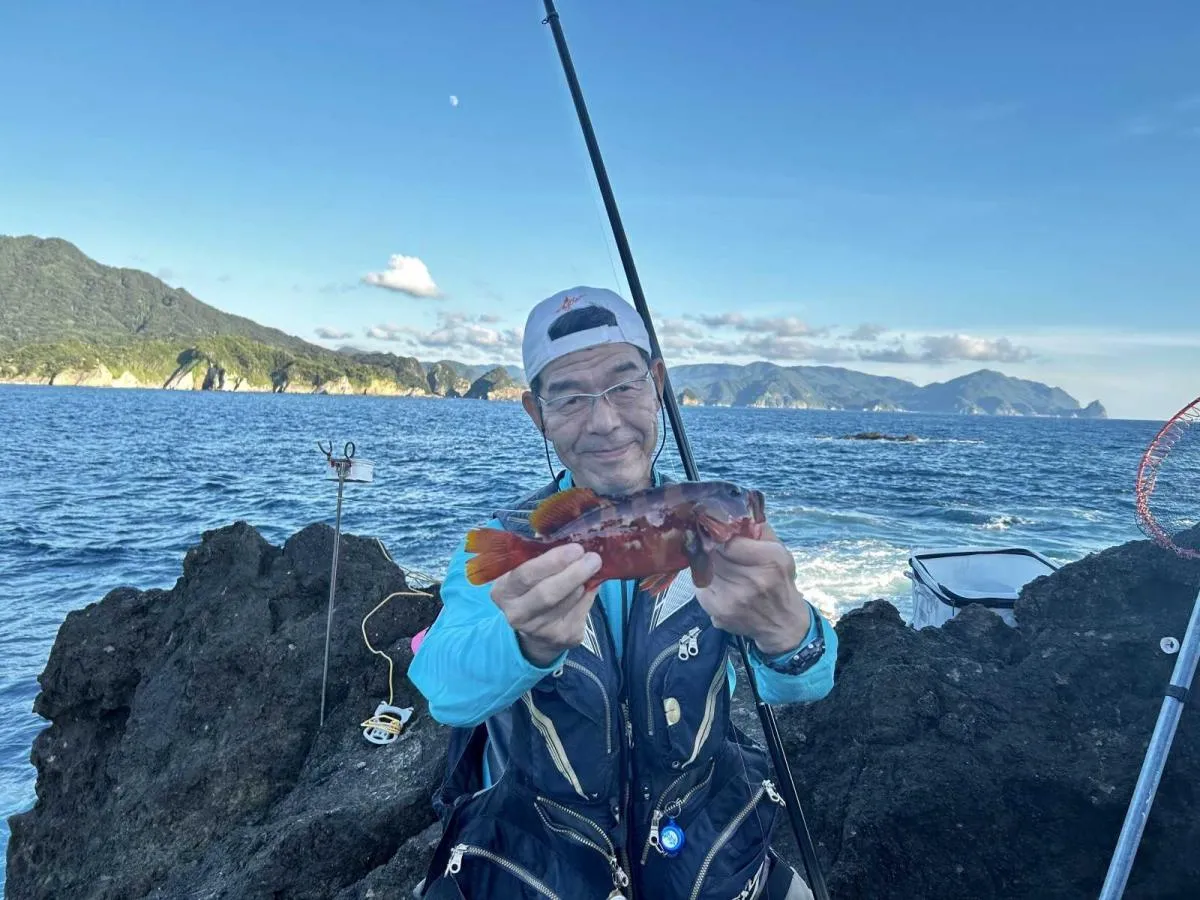 25cmクラスのアカハタ。この魚は引きが強いのでこのクラスでも楽しませてくれる。©釣りビジョン