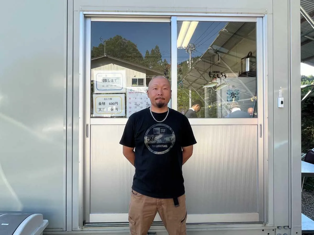 今回もポイントの案内にと大変お世話になった。的確なアドバイスをしてくれるとファンも多い。高原川についてなら何でもござれだ！©釣りビジョン