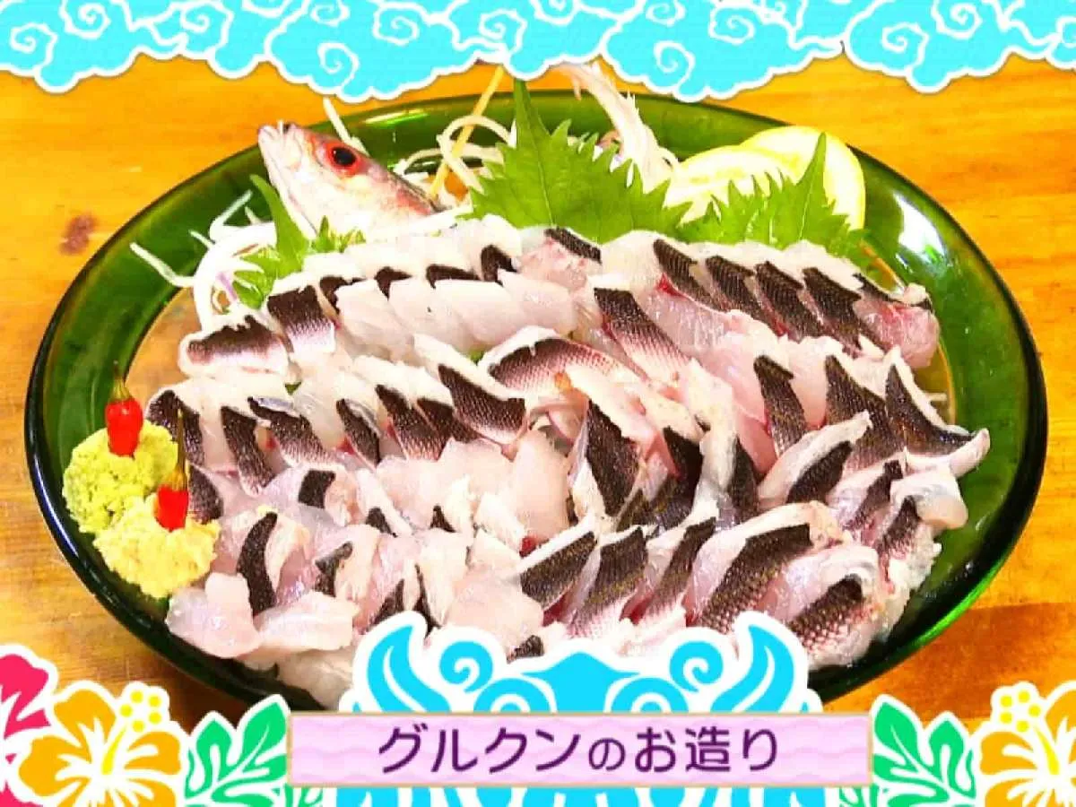 釣り上げたその日じゃないと食べられないというお刺身。皮を炙ることで香味も出て絶品！©釣りビジョン