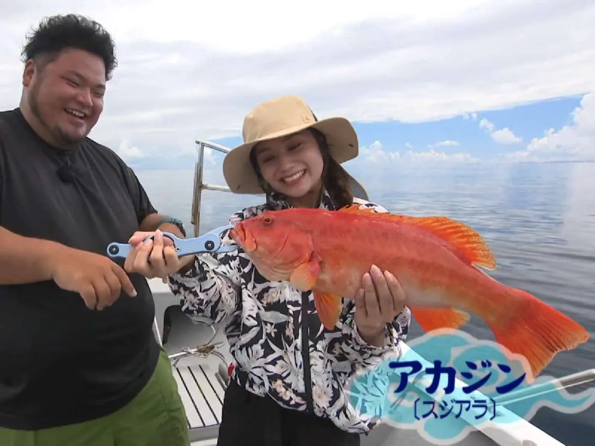 きれいな青い斑点、そしてカッコいい目つきのアカジン。左はガイドいただいた比嘉星羅さん©釣りビジョン