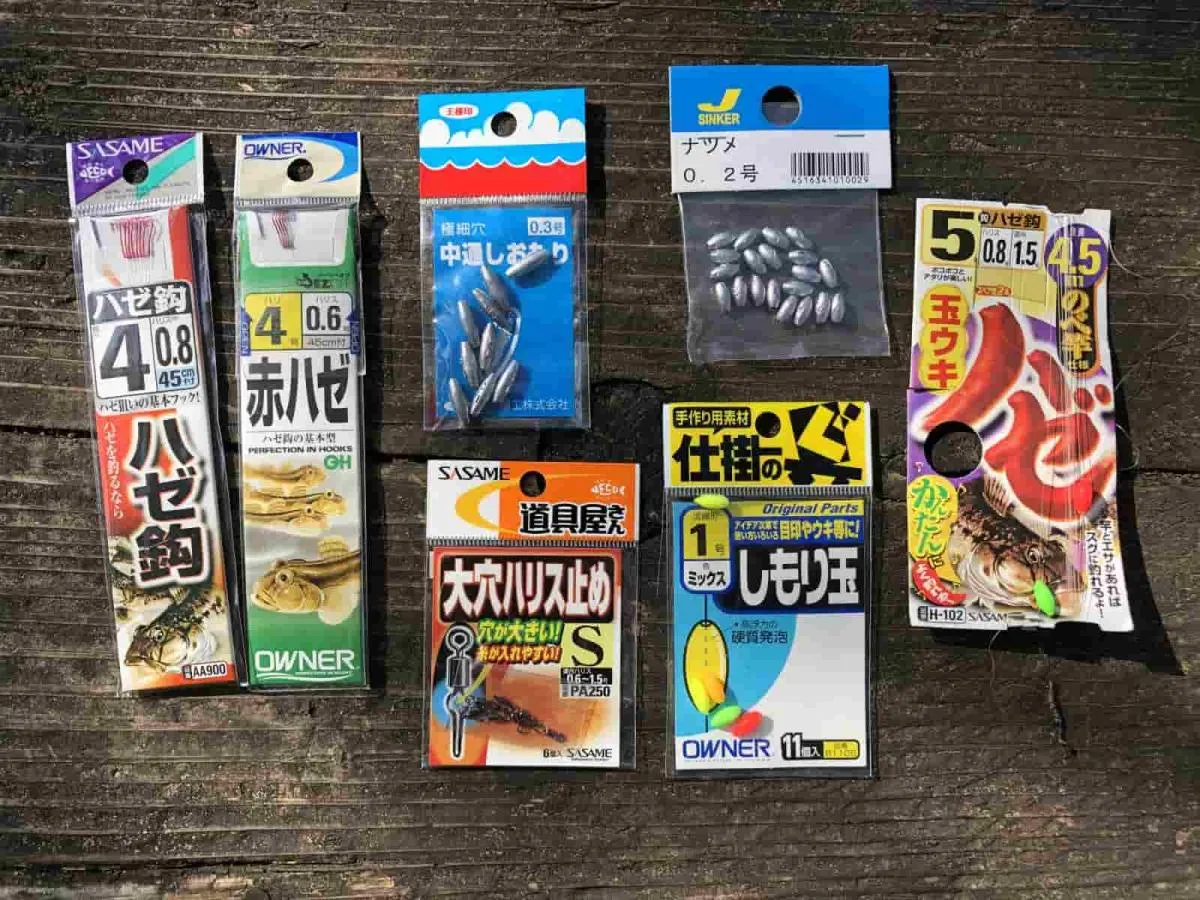 用意した仕掛け＆小物。去年買ったハゼの玉ウキ仕掛けをシモリ仕掛けに改造。ハリはハゼバリの4号。©横沢鉄平