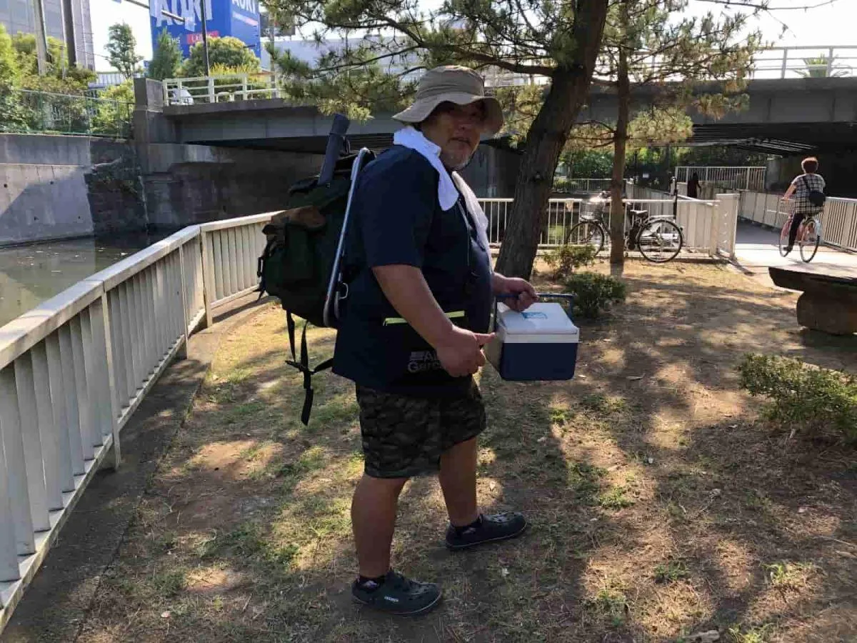 椅子付きのリュックで来たが、柵があるので座って釣りすることはできなかった。©横沢鉄平