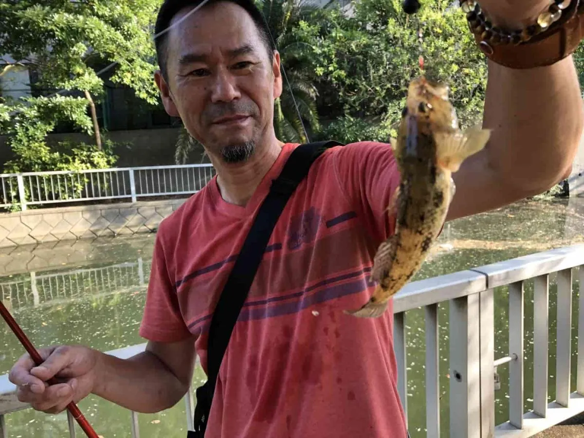 「これはウロハゼか？」という長谷川の手には、でっかいハゼ。©横沢鉄平