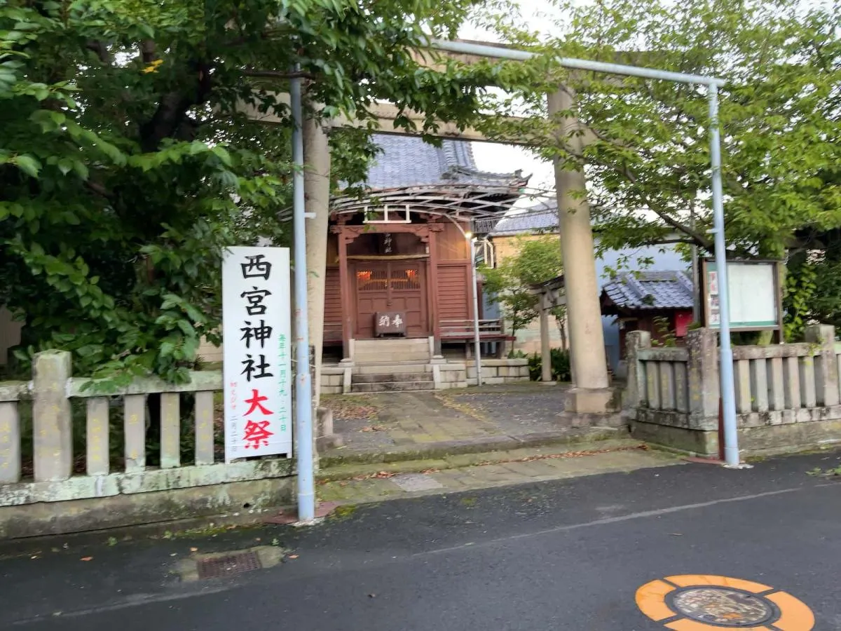 店舗裏手にある神社の並びに駐車スペースある　©釣りビジョン
