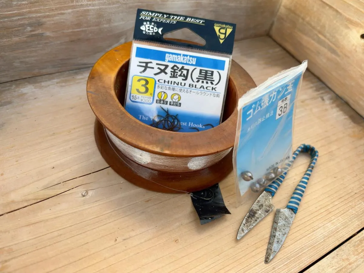 「体験コース」で貸与される糸巻きとハリ、オモリ　©釣りビジョン