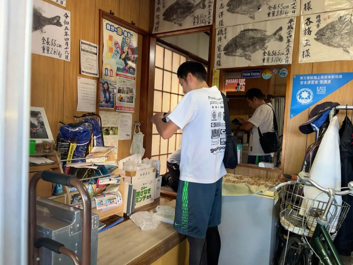 帰港後に乗船料もろもろの支払い　©釣りビジョン